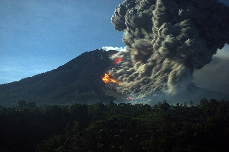 Núi lửa Sinabung, nằm ở phía bắc đảo Sumatra, Indonesia,núi lửa là gì,núi lửa,núi lửa phun trào,vì sao có núi lửa,dung nham núi lửa,dung nham,các ngọn núi lửa,hình ảnh núi lửa