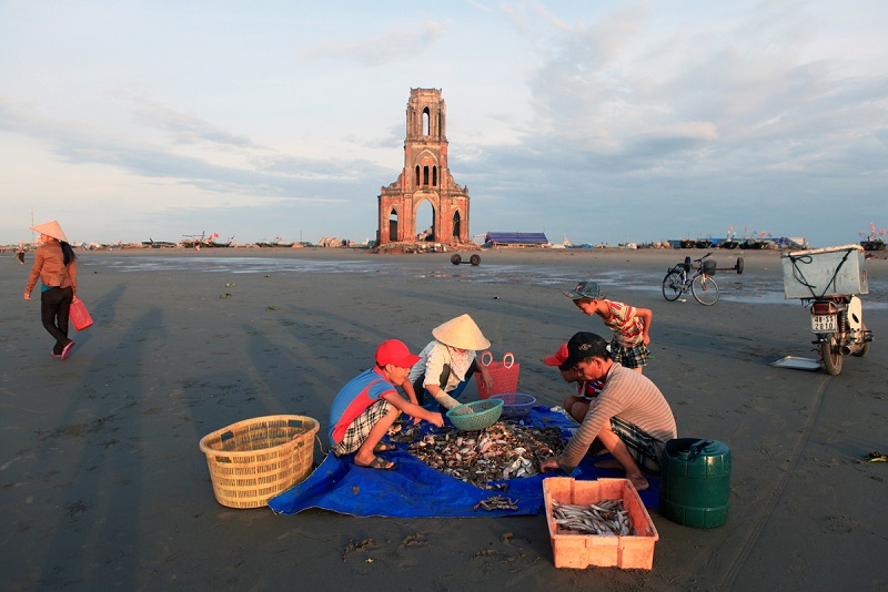 Nhà thờ đổ Nam Định,nhà thờ đổ,hình ảnh nhà thờ đổ,hình ảnh nhà thờ đổ Nam Định,nhà thờ đổ Xương Điền Văn Lý Hải Hậu Nam Định,nhà thờ Trái tim