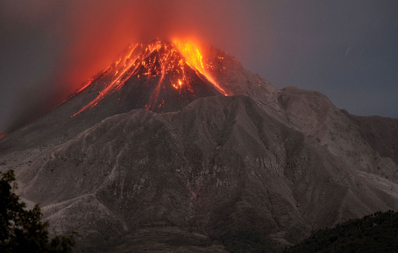 Núi lửa Soufriere Hills trên đảo Caribbean của Montserrat nước Anh,núi lửa là gì,núi lửa,núi lửa phun trào,vì sao có núi lửa,dung nham núi lửa,dung nham,các ngọn núi lửa,hình ảnh núi lửa
