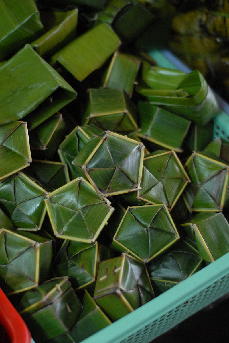 Bánh phu thê,bánh xu xê,bánh su sê,bánh xu xuê,Bánh phu thê với lá gói truyền thống ở Huế.