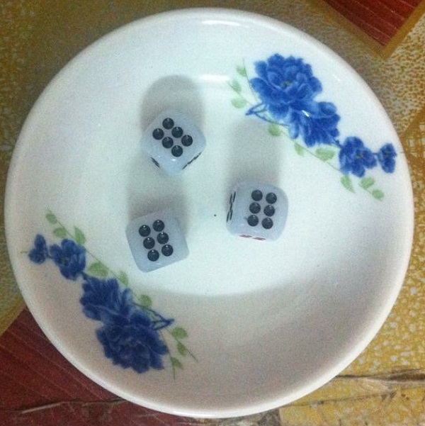 tài xỉu là gì,cách chơi tài xỉu,luật chơi tài xỉu,tài xỉu,đánh bạc bằng ba quân xúc xắc,ba quân xúc xắc,xúc xắc