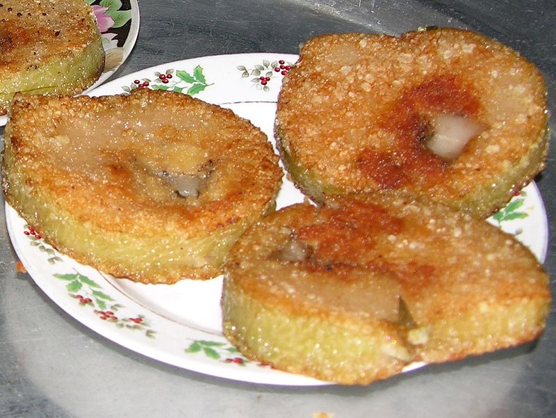 Bánh tét chiên ăn với dưa món