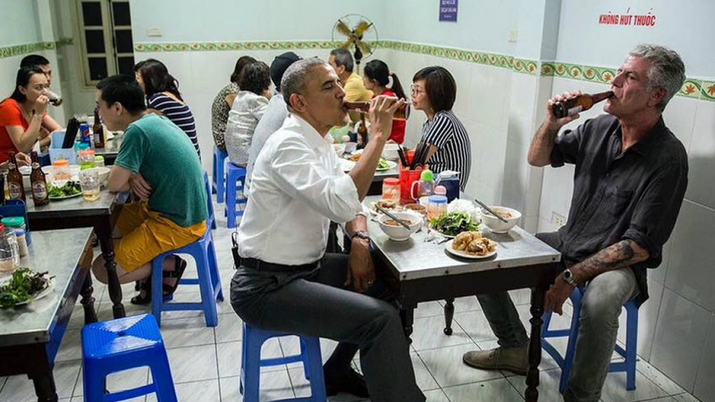 Tổng thống Barack Obama ăn bún chả Hà Nội,Bún chả Hương Liên,Tổng thống Barack Obama và đầu bếp Anthony Bourdain ăn bún chả, uống bia Hà Nội tại quán Hương Liên, tối ngày 23/5/2016