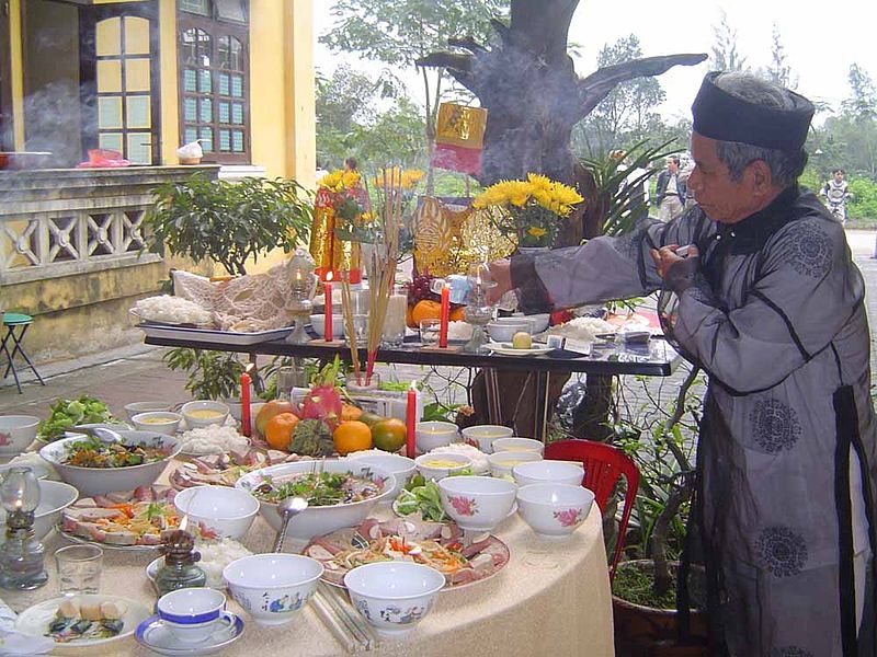 Một cụ già mặc áo the để cúng tất niên.