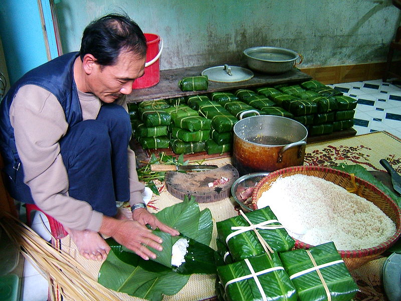 Bánh Chưng,Bánh chưng được gói không khuôn tại một gia đình làm bánh chưng bán tết, chiếc lá trong cùng quay mặt xanh vào trong để tạo màu cho nếp, 2 lá quay mặt xanh ra ngoài với dụng ý hình thức