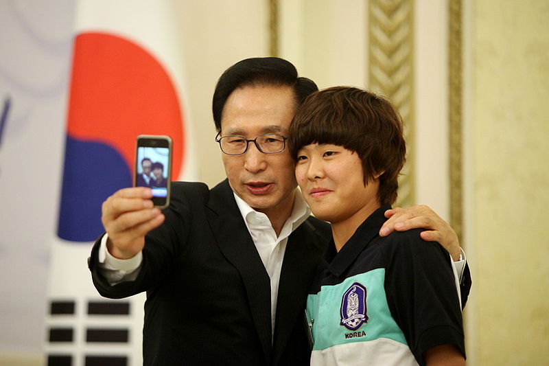 Selfie là gì,ảnh tự sướng là gì,tự sướng,tự sướng là gì,Selfie,ảnh tự chụp,Tổng thống Hàn Quốc Lee Myung-bak chụp hình theo yêu cầu của nữ cầu thủ Ji So-yun