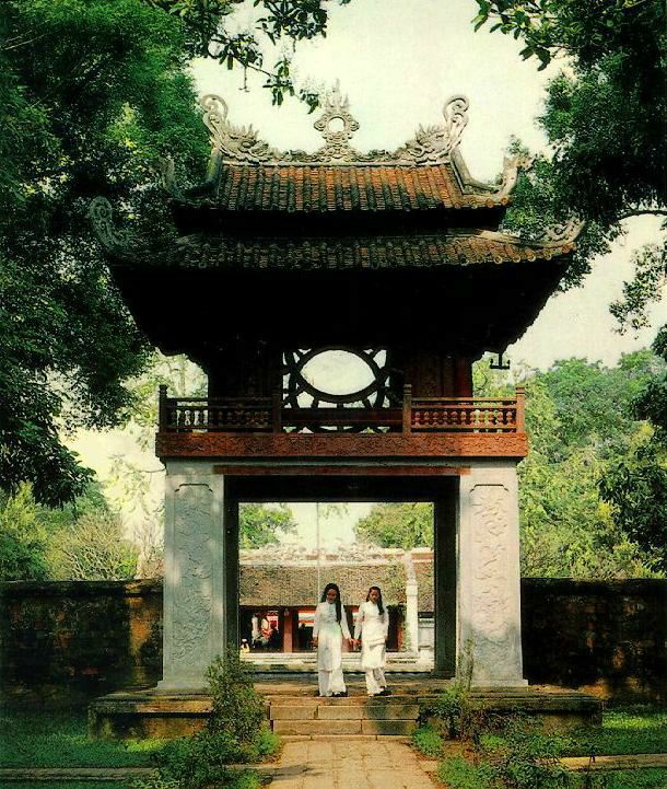 Khuê Văn Các ở Văn Miếu - Quốc Tử Giám Hà Nội, xây dựng năm 1076 nhằm đào tạo Nho sĩ phụng sự đất nước