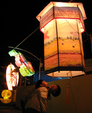 đèn kéo quân là gì,sự tích đèn kéo quân,đèn kéo quân,đèn cù,đèn cù là gì,cách làm đèn kéo quân