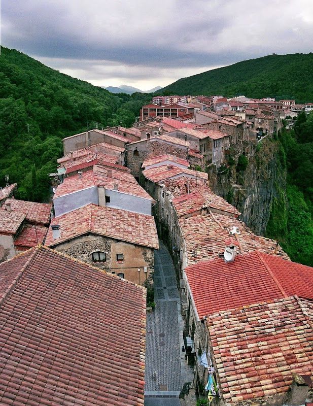 Những ngôi làng trên vách núi,công trình trên vách núi,Castellfollit de la Roca,Tây Ban Nha