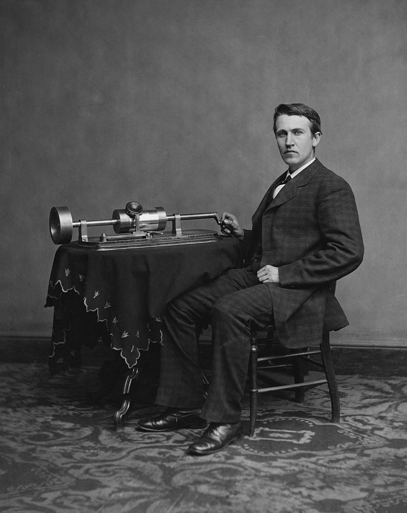 Thomas Edison cùng chiếc máy hát quay đĩa