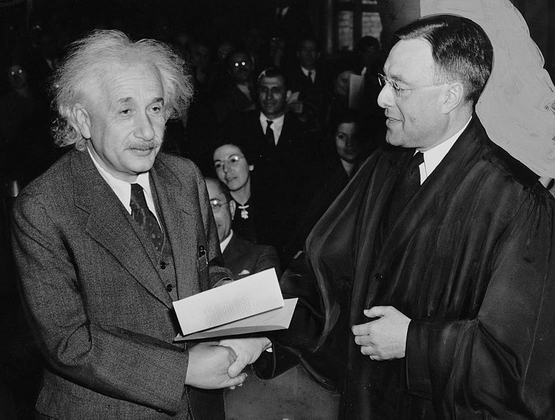 Einstein trở thành công dân Mỹ năm 1940.