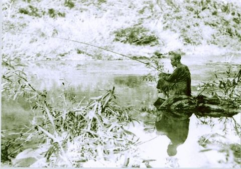 Cụ già thong thả buông cần trúc,Hồ rộng trời in mặt nước hồng,Muôn vạn đài sen hương bát ngát,Tuổi già vui thú với non sông,Cụ Hồ muôn tuổi,Thơ về Bác Hồ,Cụ già thong thả buông cần câu,Hồ rộng trời trong mặt nước sâu,Muôn dặm đài sen thơm bát ngát,Tuổi già vui thú với non sông
