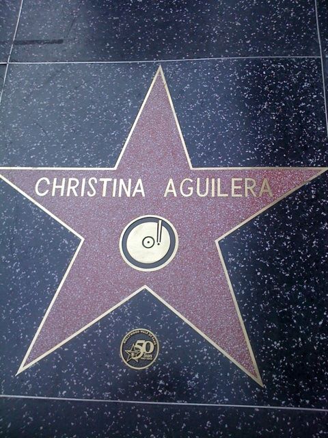 Ngôi sao của Christina Aguilera trên Đại lộ Danh Vọng, có hình máy hát thể hiện đóng góp cho ngành công nghiệp thu âm