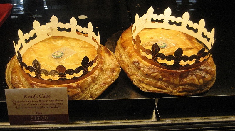 Bánh vua là gì,bánh vua,King cake là gì,King cake,kingcake,kings’ cake,king’s cake,three kings cake,Galette des rois,Dreikönigskuchen,Bánh vua tại Pháp, với vương miện bằng giấy cho người bắt gặp được hình nộm sẽ đội vào