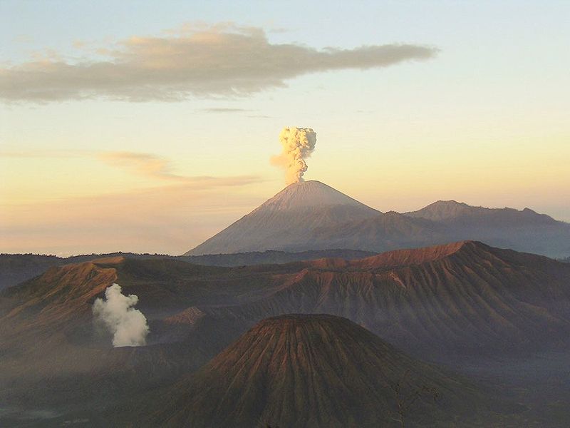 Hai núi lửa Bromo và Semeru đang bốc khói tại đảo Java, Indonesia,núi lửa là gì,núi lửa,núi lửa phun trào,vì sao có núi lửa,dung nham núi lửa,dung nham,các ngọn núi lửa,hình ảnh núi lửa