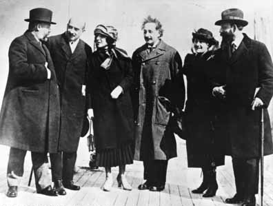 Albert Einstein, cùng với bà Elsa Einstein và những nhà lãnh đạo phong trào phục quốc Do Thái, gồm tổng thống tương lai của Israel Chaim Weizmann, vợ ông Dr. Vera Weizmann, Menahem Ussishkin, và Ben-Zion Mossinson trên đường đến thành phố New York năm 1921.