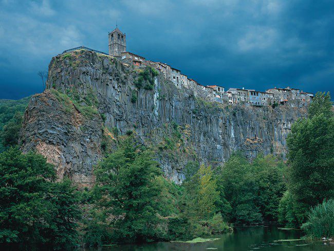 Những ngôi làng trên vách núi,công trình trên vách núi,Castellfollit de la Roca,Tây Ban Nha
