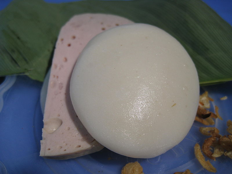 Bánh giầy kẹp giò lụa ở Việt Nam