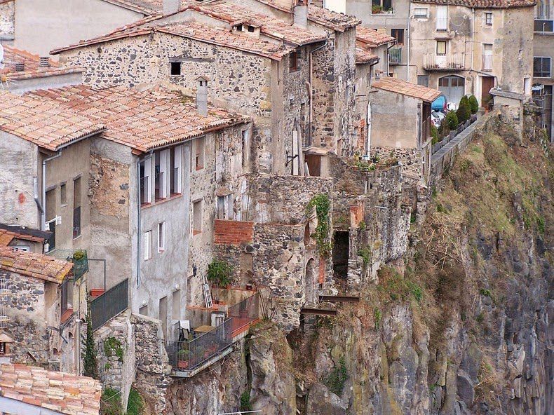 Những ngôi làng trên vách núi,công trình trên vách núi,Castellfollit de la Roca,Tây Ban Nha
