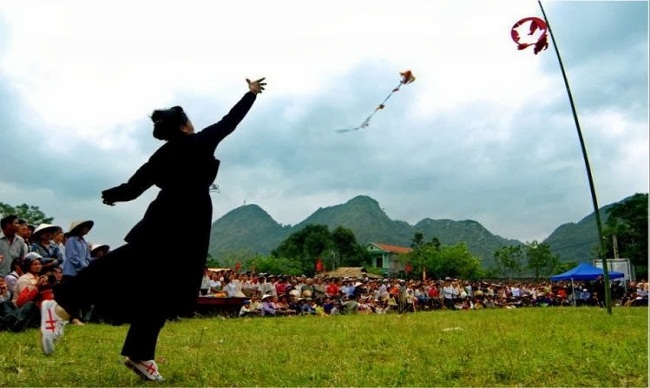 Chơi ném còn,Xuân về cùng với bản làng,Trai thanh gái lịch vui càng thêm vui,Vượt qua vòng ngắm ngang trời,Tiếng reo dậy đất điệu cười giòn tan,câu đố về quả còn,quả còn,câu đố về trò chơi ném còn,ném còn,cách chơi ném còn,quả còn là gì,trò chơi ném còn là gì,ném còn là gì