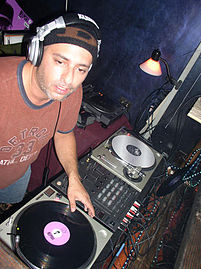nhạc EDM là gì,nhạc EDM,EDM là gì,EDM,Electronic Dance Music,nhạc điện tử là gì,nhạc điện tử,nhạc nhảy điện tử,nhạc dance điện tử