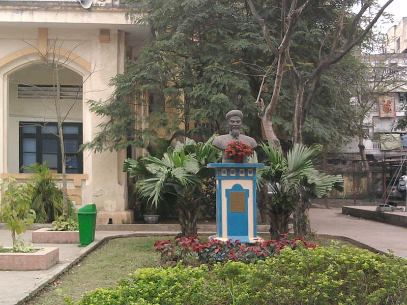 Cuộc đời như đám phù vân,Biết bao vinh nhục cũng ngần ấy thôi,Thăng thăng giáng giáng mặc đời,Một vùng Sơn Hải đôi lời thi ca,câu đố về Nguyễn Công Trứ,Nguyễn Công Trứ,câu đố về nhân vật lịch sử
