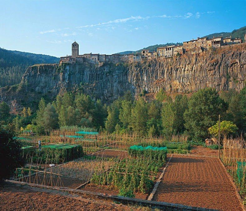 Những ngôi làng trên vách núi,công trình trên vách núi,Castellfollit de la Roca,Tây Ban Nha