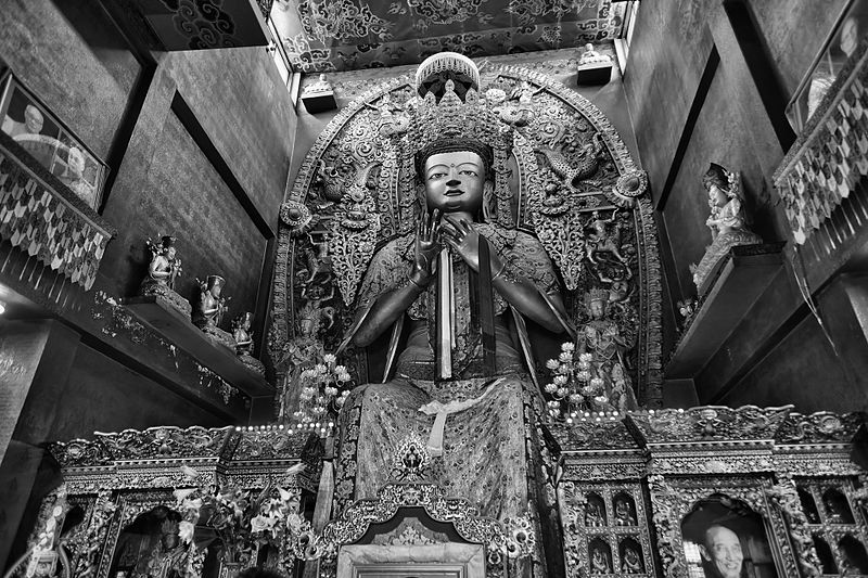Một bức tượng Phật Di Lặc trong tu viện Jamchen Lhakhang tại stupa Bouddhanath, Kathmandu, Nepal.