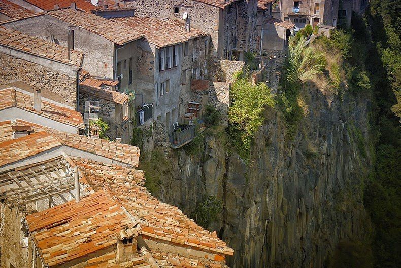 Những ngôi làng trên vách núi,công trình trên vách núi,Castellfollit de la Roca,Tây Ban Nha