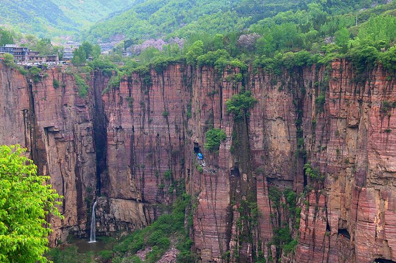 Những con đường nguy hiểm nhất thế giới,đường mòn nguy hiểm nhất thế giới,những con đường tử thần,những con đường nguy hiểm,đường xuyên núi Guoliang Hà Nam Trung Quốc