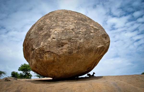 Hòn đá khổng lồ ở Ấn độ,Hòn đá khổng lồ,Hòn đá nghiêng ở Ấn độ,Hòn đó nghiêng