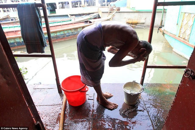 Nhà nghỉ rẻ nhất thế giới,nhà nghỉ nổi trên sông,Không gian chật hẹp