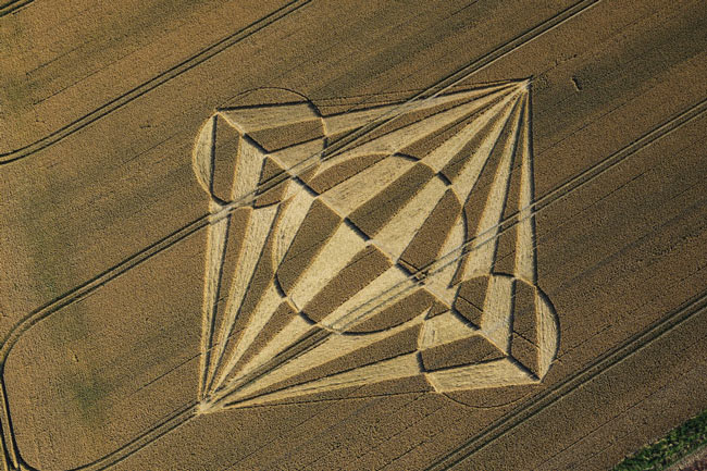 Những vòng tròn bí ẩn trên cánh đồng,Vòng tròn bí ẩn,Bí ẩn Crop circle,Crop circle,Kiệt tác trên cánh đồng