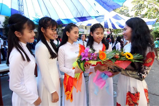 nữ sinh,nữ sinh mặc áo dài