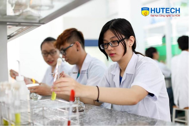 Sinh viên thực hành tại HUTECH
