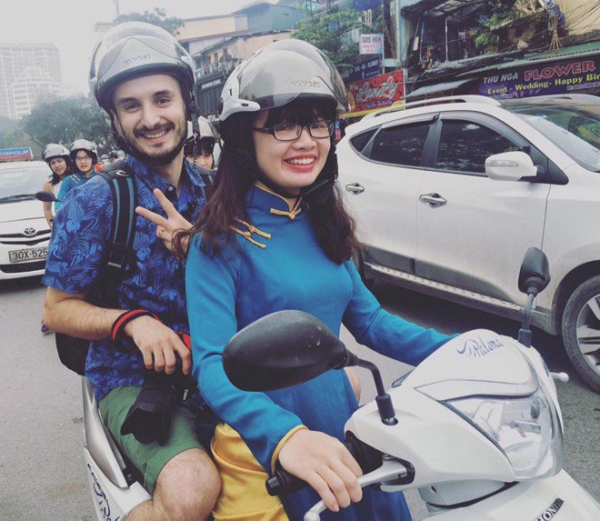 Nữ sinh chạy xe ôm,Nữ sinh chạy xe ôm để học tiếng Anh,Nữ sinh làm xe ôm cho khách Tây để học tiếng Anh