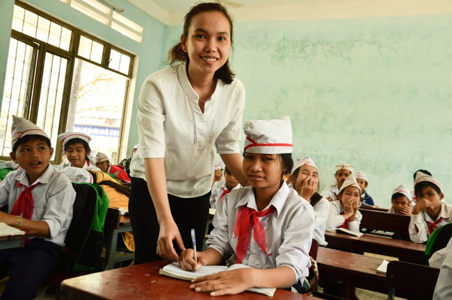 đồng bào thiểu số H'Rê,huyện miền núi Sơn Hà,đồng bào thiểu số,người gieo chữ trên non,chắp cánh cho những ước mơ,Vào lớp là thầy cô, ra lớp là cha mẹ