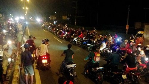 bão đêm là gì,bão đêm,đua xe về đêm,đi bão đêm,đi bão đêm là gì,các hình thức bão đêm,đua xe hàng ngang về đêm,trình diễn xe hàng ngang,trình diễn xe hàng ngang về đêm,hậu quả của bão đêm,quái xế bão đêm,đi bão là gì,đi bão