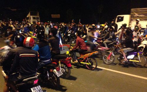 bão đêm là gì,bão đêm,đua xe về đêm,đi bão đêm,đi bão đêm là gì,các hình thức bão đêm,đua xe hàng ngang về đêm,trình diễn xe hàng ngang,trình diễn xe hàng ngang về đêm,hậu quả của bão đêm,quái xế bão đêm,đi bão là gì,đi bão