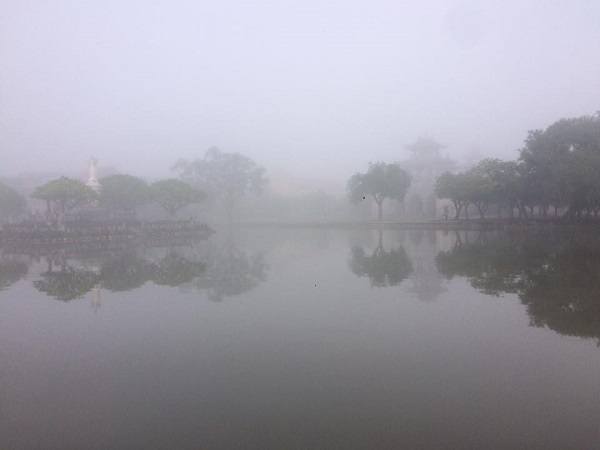 Nhà thờ đá Phát Diệm - Kim Sơn - Ninh Bình,Vì sao lại có sương mù,Tại sao lại có sương mù,sương mù là gì,sương mù,nguyên nhân có sương mù,phân loại sương mù,các loại sương mù,Sương mù bức xạ,Sương mù gió,Sương mù hơi,Sương mù ngưng đọng,Sương mù núi,Sương mù thung lũng,Sương mù băng