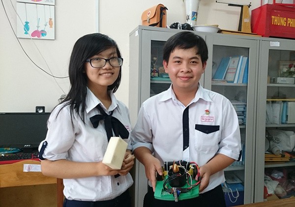 học sinh chế tạo robot lau bảng