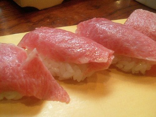 Nigirizushi với cá ngừ,Cách làm Sushi,làm suchi như thế nào,sushi là gì,Sushi,câu hỏi ẩm thực,sashimi,nguồn gốc sushi
