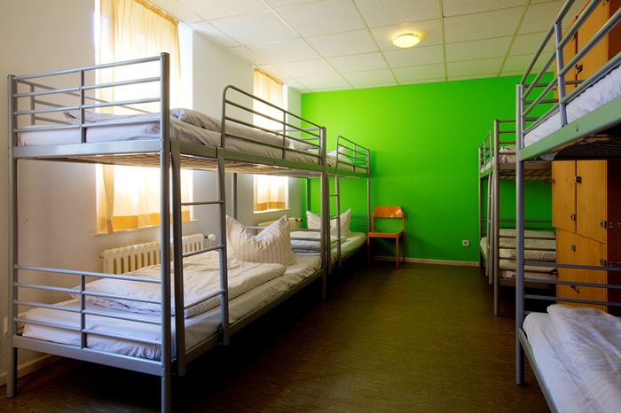 Phòng Dorm là gì,phòng dorm,ưu nhược điểm của phòng dorm,giá tiền phòng dorm,các dạng phòng dorm,hình ảnh phòng dorm,phòng ngủ tập thể,phòng ký túc xá,Mixed dorm: nam nữ chung phòng,Female dorm: phòng toàn nữ,Male dorm: phòng toàn nam