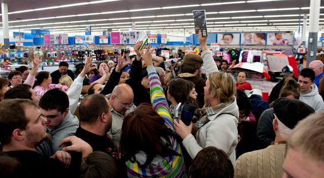 Khung cảnh mua sắm ngày Black Friday,Black Friday 2017 là ngày nào,Black friday 2017,Black friday là ngày gì,Ngày thứ Sáu đen,Thứ Sáu đen tối,Lịch sử ngày Black friday