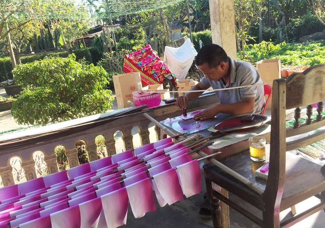 Các khâu đầu tiên của làm hoa giấy