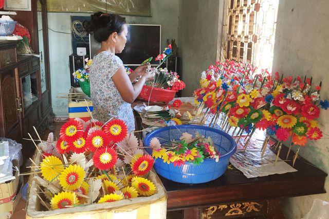 Các "nghệ nhân" làng Thanh Tiên tất bật chuẩn bị hoa cúng bán Tết
