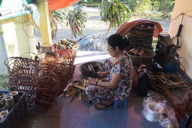 Những người dân làng Thanh Tiên còn làm thêm giỏ hoa, giỏ quả để tăng thu nhập