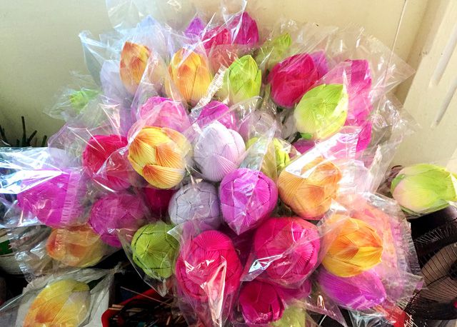 Hoa Sen giấy tinh tế và rạng rỡ