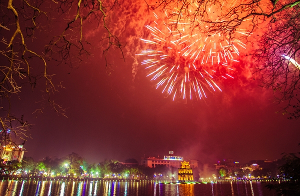 Pháo hoa trên hồ Gươm - Hà Nội,Hà Nội bắn pháo hoa tại 30 điểm Giao thừa Tết Nguyên đán Mậu Tuất 2018