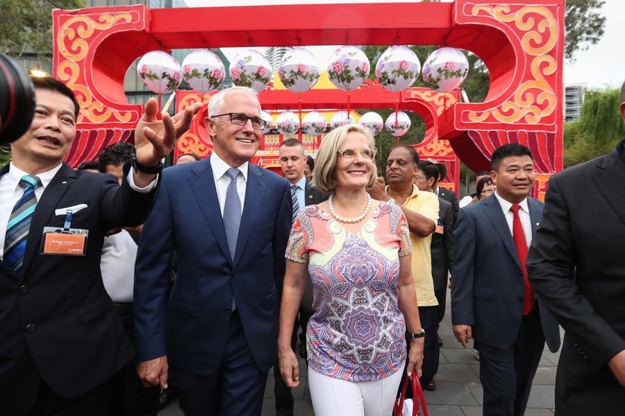 Thủ tướng Úc Malcolm Turnbull (trái) và phu nhân Lucy Turnbull (phải) đến thăm một Lễ hội Đèn lồng Tết Nguyên đán tại công viên Tumbalong ở Sydney